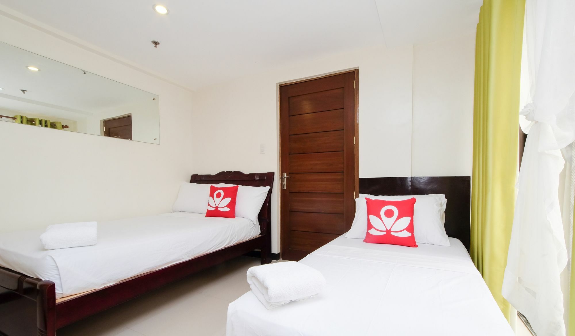 Zen Rooms Time Travellers Makati Makati City Exterior photo