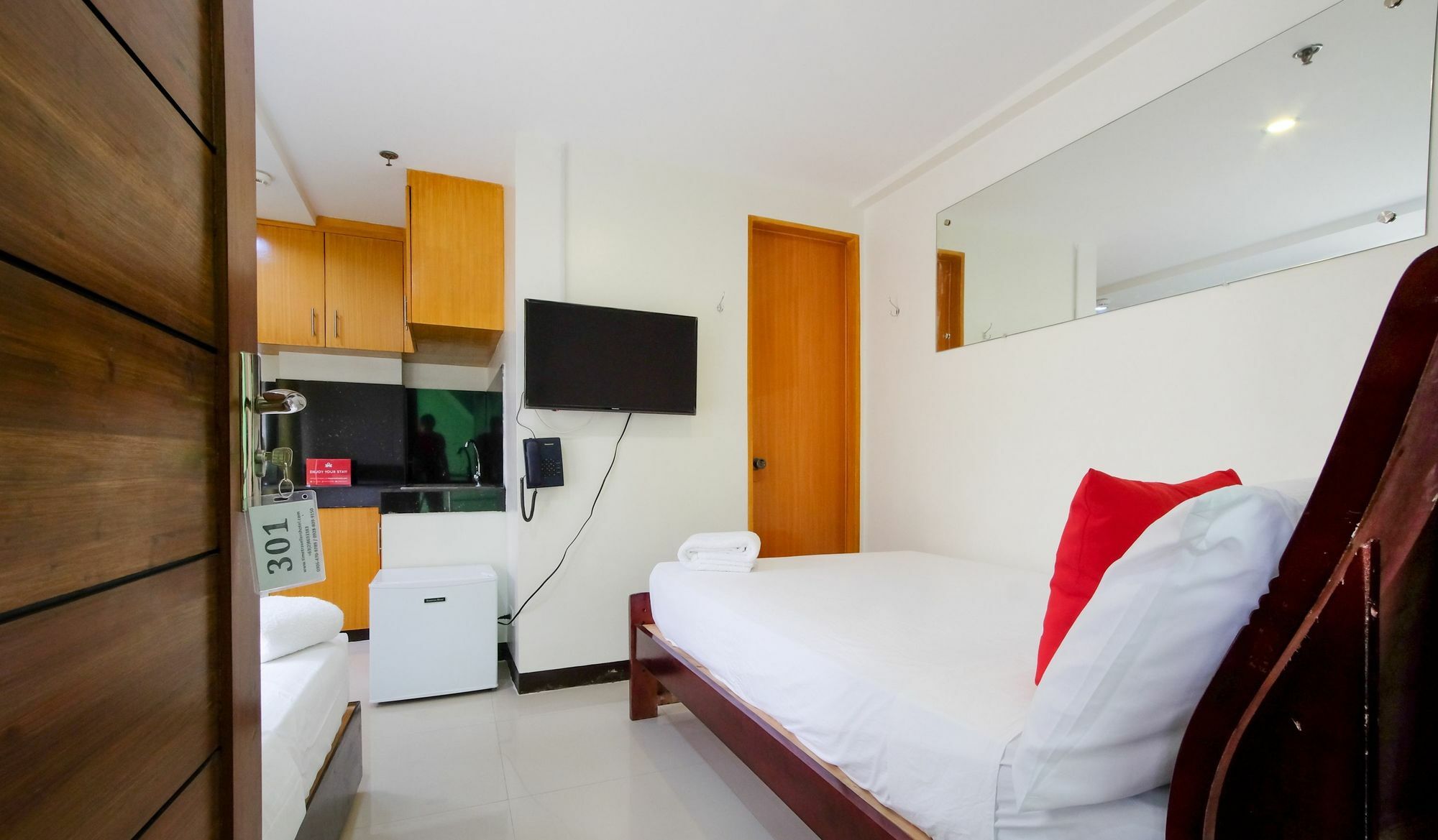 Zen Rooms Time Travellers Makati Makati City Exterior photo