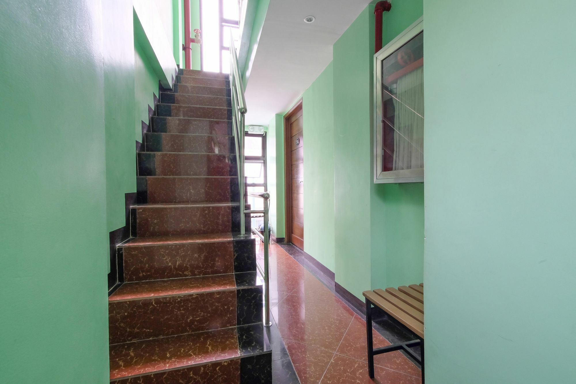 Zen Rooms Time Travellers Makati Makati City Exterior photo